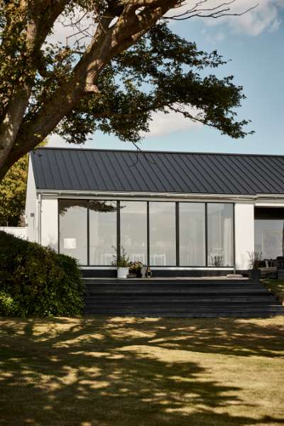 A very fine roof and façade solution on Funen, Strandvej 54B, Ballen, 5762 Vester Skerninge